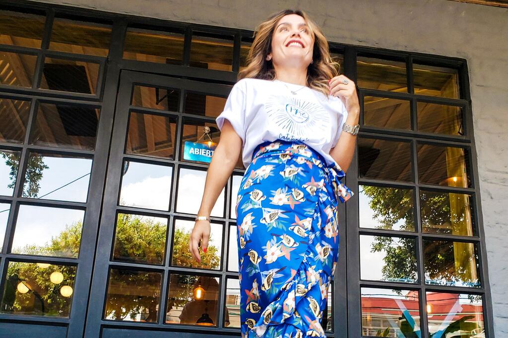 Lina Garces, experta en moda, modela faldas de la marca Ixora.